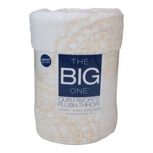 The Big One Plush Throw Blanket 5 x 6 Oversized Faux Fur Polyester Lace Print